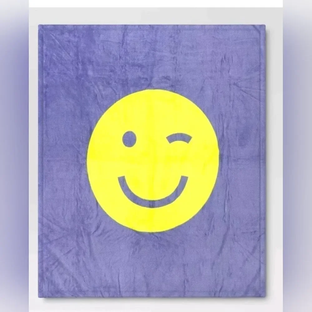 New Smiley Chartreuse Flutter Throw Blanket Room Essentials 50×60